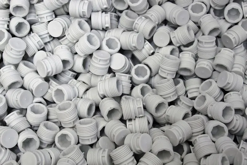 Grande quantidade de tampas plásticas brancas de rosca