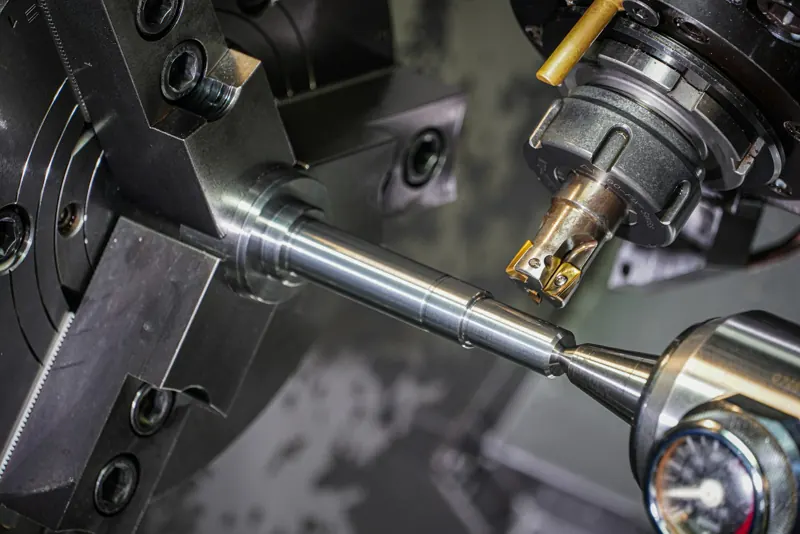 Peça sendo usinada em torno CNC